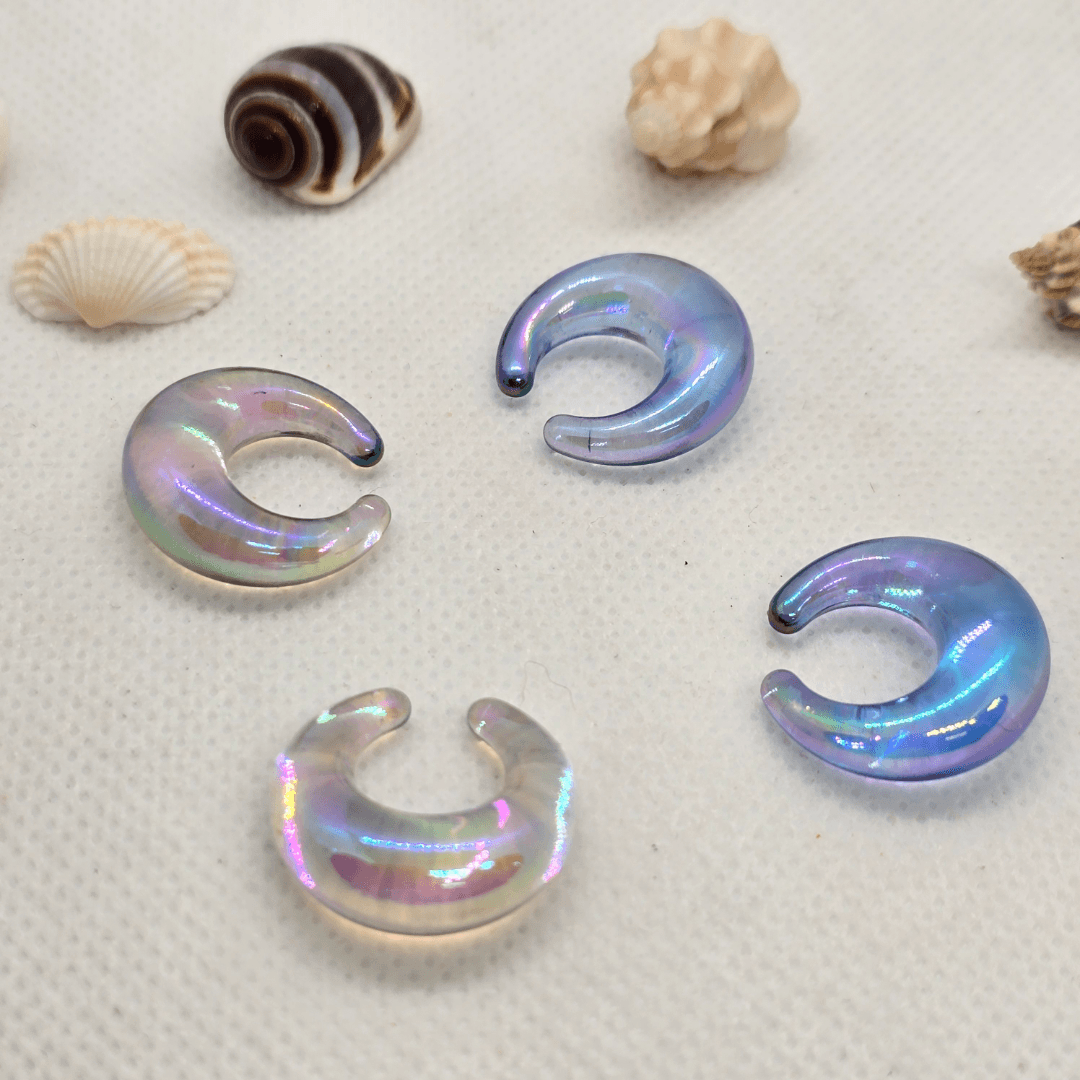 耳元にきらめく虹色の輝きを◆樹脂製イヤーカフ◆オーロラ・ブルー