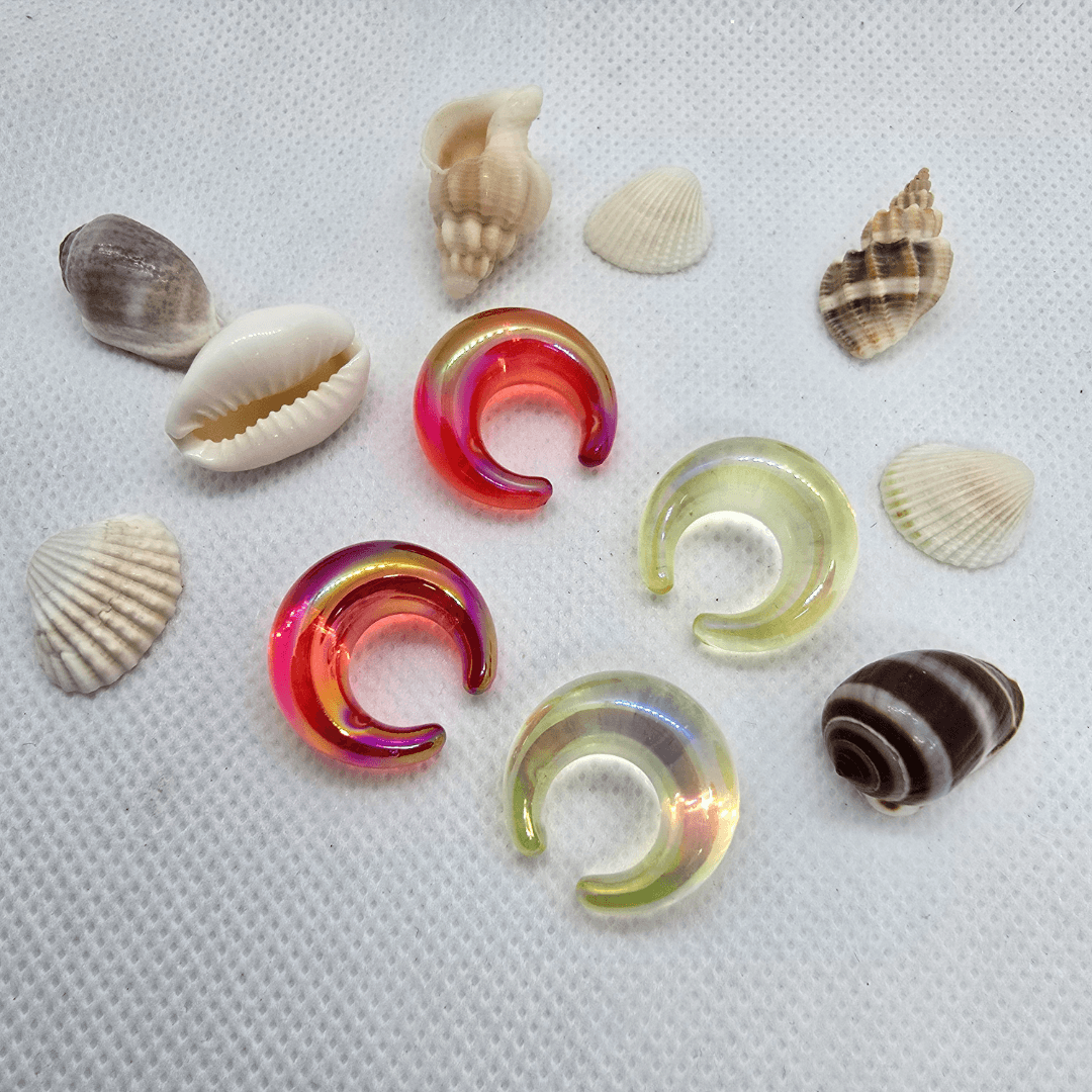 耳元にきらめく虹色の輝きを◆樹脂製イヤーカフ◆レッド・イエロー