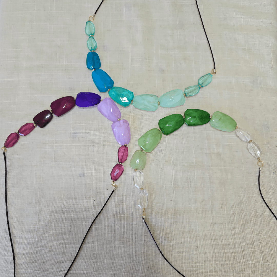 夏の装いを彩る　おおぶりモチーフのグラデーションネックレス【3色展開】